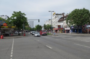 Die Reeperbahn durch St. Pauli teilt die "feindlichen" Lager. Rechte Seite St. Pauli, links der Hamburger SV. Foto: oepb