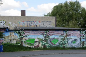 Fußball-Geschichte als kunstvolles Graffiti: Vom Stadion Rothenbaum über den Altonaer Volkspark in Bahrenfeld ins seit Juli 2015 wieder Hamburger Volksparkstadion genannte Areal des HSV: Foto: oepb