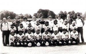 Die Strteitmacht des SK VÖEST Linz anno 1982/83; Vorne v.l.: Helmut Baic, Gerhard Ulmer, Werner Gregoritsch, Kurt Peterstorfer, Gerald Haider, Wolfgang Paier, Manfred Schill und Helmut Wartinger; Mitte v.l.: Harald Zeilinger, Othmar Großbötzl, Günter Haizinger, Siegfried Bachmaier, Jürgen Werner, Peter Schimmel, Franz Strasser und Siegfried Bauer; Hinten v.l.: Co-Trainer Fritz Supolik, Masseur Otto Reingruber, Kurt Kaiserseder, Alfred Gert, Georg Zellhofer, Emil Samrykit, Roland Eder, Karl Hodits, Erwin Fuchsbichler und Trainer Ferdinand Milanovich; Foto: oepb