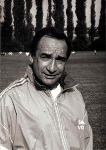 Erfolgs-Coach Aleksander Mandziara im Sommer 1991 beim Training am Werksportplatz mit dem neu geschaffenen FC STAHL, vormals SK VÖEST Linz. Foto: oepb