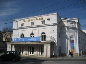 Beim Landestheater Salzburg dreht sich alles um eine perfekte Fassade. Die weber.trassic Linie (Grundputz, Feinputz, Reibputz) sowie weber.ton purosol und Fassadenfarben sorgen für das neue Erscheinungsbild. Foto: Saint-Gobain Weber Österreich