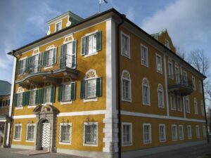 Das Gwandhaus der Firma Gössl in Salzburg ist ein herrschaftliches Anwesen mit Tradition. Der platzbedingt benötigte Zubau erforderte ästhetisches Gespür der Planer, handwerkliches Geschick der Ausführenden und die richtigen Produkte. Hier vereint weber.therm freestyle wirtschaftliche Wärmedämmung mit mineralischen Edelputzen. Foto: Saint-Gobain Weber Österreich