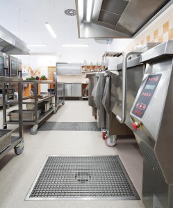 ... Großküchen setzen auf HygieneFirst von ACO. Beide Fotos: ACO