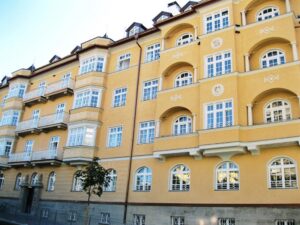 Palais von Andrä: Das historische Gebäude in der Salzburger Innenstadt wurde behutsam renoviert und für heutige Wohnansprüche adaptiert. Das Sanierungskonzept umfasste neben den reichen Zierelementen und Schmuckformen auch den Zubau im Innenhof, der mit einem zeitgemäßen Wärmedämmverbundsystem versehen wurde. Foto: Saint-Gobain Weber Österreich