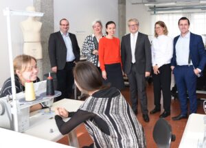 Von links: Markus Eidenberger, kaufmännischer Direktor Tabakfabrik Linz, Karin Weiss, Universitätsprofessorin F&T, Ute Ploier, Studienleitung F&T, Bürgermeister Klaus Luger, Christiane Luible, Studienleitung F&T, Chris Müller, Direktor für Gestaltung, Entwicklung und künstlerische Agenden Tabakfabrik Linz, Foto: Stadt Linz