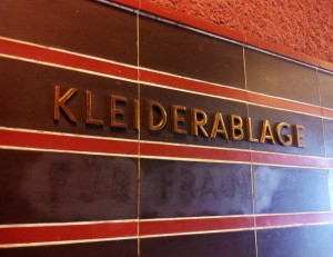 Kleiderablage für Frauen. Foto: Nina Wenhart