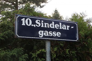 Matthias Sindelar war Kapitän des legendären Wunderteams der 1930er Jahre. Er wurde am Zentralfriedhof beigesetzt und in Wien-Favoriten erinnert eine Gasse an ihn. Foto: oepb.at
