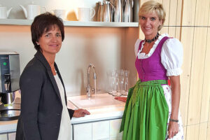 Johanna Köberl (links) vom Ausseer Wassermann mit Dir. Andrea Schupfer (VIVAMAYR Altaussee) bei der ersten Verkostung des belebten Wassers im neuen Gesundheitsresort direkt am Altausseer See. Foto: Ausseer Wassermann