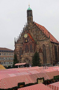 Blick auf die Frauenkirche auf dem Nürnberger Hauptmarkt. Darunter befindet sich der weltberühmte Christkindlesmarkt. Foto: oepb