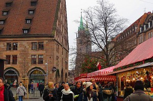 Marktstände ziehen sich durch die gesamte Altstadt. Links im Bild das gemütliche Lokal "Barfüßer / Die Hausbrauerei im Mautkeller". Foto: oepb