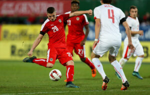 Marcel Sabitzer - gegen Timm Klose (Nr. 4) bemühte sich vergeblich. Im Hintergrund David Alaba und Xherdan Shaqiri. Foto: GEPA