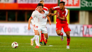 Team-Baby Karim Onisiwo (rechts) zog gegen Valentin Stocker (Nr. 14) den Kürzeren. Foto: GEPA
