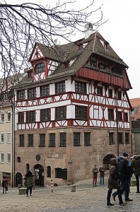  ... bewohnte er ab dem Jahre 1509 bis zu seinem Ableben am 6. April 1528 dieses Haus. Hier werkte er, hier schaffte er. Beide Fotos: oepb