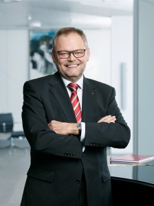  OÖ-Versicherung-Generaldirektor Dr. Josef Stockinger freut sich, dass seine "Keine Sorgen"-Versicherung einmal mehr die Nase vor dem Mitbewerb hat. Foto: OÖ-Versicherung