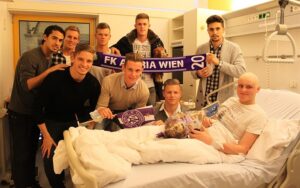 V.l.: Roi Kehat, Thomas Salamon, Jens Strger Larsen, Alex Frank, Marco Stark, Marko Kvasina, Patrick Pentz, sowie Tarkan Serbest mit einem sichtlich erfreuten Beschenkten. Foto: FK Austria Wien