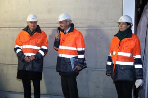  Gruppenbild mit Dame: Das Jahrhundertprojekt der ÖBB war von Anfang an auf Schiene und die zügigen Abschlussarbeiten stehen vor der endgültigen Finalisierung. Von links: Bundes-Minister Alois Stöger, Vorstand Infrastruktur ÖBB Franz Bauer, sowie Projektleiterin Judith Engel. Foto: ÖBB / Scheiblecker 