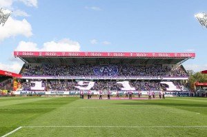 Blick auf die Ost-Tribüne in der GENERALI-Arena. Hier sind die Treuesten der Treuen mit ihren Wiener Violetten eng verwurzelt. Foto: FK Austria Wien