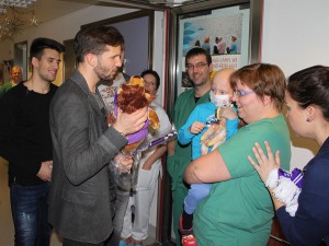 Kapitän Alexander Gorgon überreicht Geschenke. Foto: FK Austria Wien