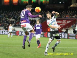  Dieser Kopfball von Alexander Gorgon (links) wird den Weg ins Tor zum 2 : 1-Siegestreffer finden. Foto: Fritz Duras, austria80.at