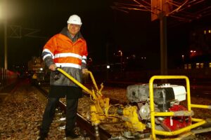  ... von Hand als letzten abschließenden Handgriff zu setzen und in den Unterbau zu drehen. Beide Fotos: ÖBB / Scheiblecker