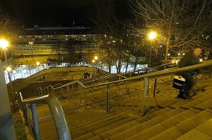 Einerseits geht es bereits im Innenraum des alten Zentralstadion-Areals steil hinauf ...