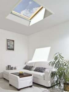 Blick auf das FAKRO-Flachdachfenster im Wohnraum. Foto: FAKRO