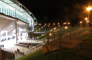  ... um andererseits auf den einstigen Stufen hinab direkt hinein in die neue Arena zu gelangen. Architektonisch und optisch stellt das Ganze ein wahres Meisterstück dar. Beide Fotos oepb