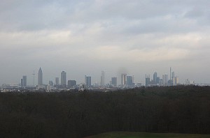 Innerhalb des Stadions verfügt man über einen herrlichen Blick auf die Sklyline von Frankfurt. Foto: oepb