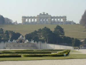 … anhand eines gemütlichen Spazierganges über die Serpentinen hinauf zur Gloriette, oder aber … Foto: oepb