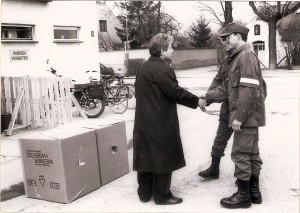 Landesrat Dr. Josef Pühringer besuchte die OÖ-Wehrmänner unter den Melker Pionieren anlässlich des Burgenland-Einsatzes im März 1991. Hier mit den Linzer Soldaten des 2. HPiB Gustav Pitra und Günther Mayer. Foto: OÖ-Landespresse