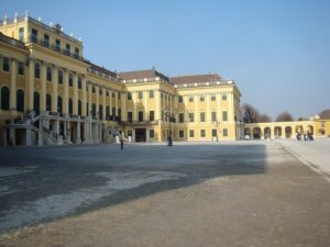 … unten im Schloßpark, entlang der ganzen Anlage – das Schloß Schönbrunn lädt zu jeder Jahreszeit und an jedem Tag zu einem wundervollen Verweil-Besuch ein. Foto: oepb