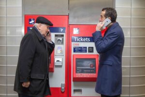 Der Präsident des Pensionistenverbandes Österreichs Karl Blecha und Christian Kern / CEO ÖBB testen das neue Ticket-Service am ÖBB Fahrscheinautomaten. Foto: ÖBB/Kozak