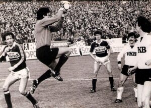 LASK gegen Austria, (1 : 4) am 24. März 1984, Linzer Stadion, 15.000 Zuschauer. V.l.: Tibor Nyilasi, Josef Schröttner, Toni Polster, Gert Trafella und Klaus Dantlinger. Foto: Erwin H. Aglas, oepb