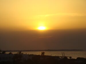 Auf der tunesischen Insel Djerba verschwindet die Sonne abends am östlichen Horizont. Foto: oepb 