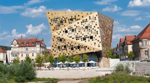 Die goldenen Aluminiumtafeln sind auf einem Stahlgerüst befestigt, das an Schöck Isokorb-Elementen Typ KS mit der lastabtragenden Stahlbetonskelettkonstruktion verankert ist. Foto: Schöck Bauteile GmbH
