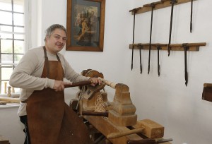 Beim Vorführen des alten Drechsler-Handwerkes. Foto: Dieter Nagl