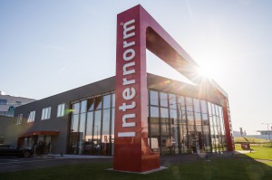 Blick auf den neuen Internorm Flagshipstore in der Wiener Vorarlberger Allee 27, direkt an der S1 gelegen. Foto: Martin Hörmandinger