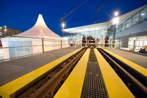 Und auch die "Hilfsbrücke" samt ihren Schwingungen, die ein Zug beim Überqueren einer Brücke auslöst, erfreute sich großer Beliebtheit. Foto: ÖBB Zenger
