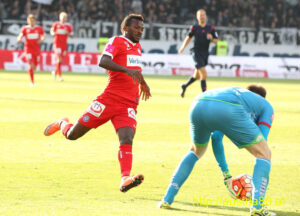Der quirlige Larry Kayode (links) scheitert hier noch an Michael Esser. Foto: Fritz Duras