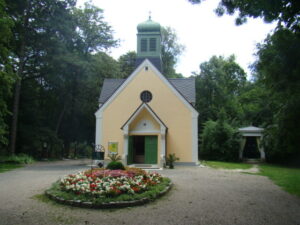 Blick auf die Wallfahrtskirche Maria Grün im Wiener Prater in der Nähe des Lusthauses. Da die Freudenau dort sehr dünn besiedelt war, in einer Volksschule mit nur einer Klasse unterrichtet wurde, diente "Maria Grün" den Kindern zur religiösen Betreuung. Foto: oepb