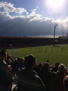 Trotz grimmiger Wolken über der Generali-Arena schien der Austria gestern Abend die Frühlings-Sonne. Blick von der Ost-Tribüne in Richtung Süden. Foto: oepb.at