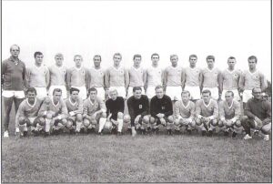 Das Löwen-Team 1965/66. Stehend von links: Trainer Max Merkel, Rudolf Brunnenmeier, Alfred Kohlhäufl, Hans Küppers, Hans Rebele, Helmut Richert, Hans Reich, Otto Luttrop, Hans Fischer, Ernst Winterhaider, Manfred Wagner, Timo Konietzka, sowie Bernd Patzke. Hockend v.l.: Wilfried Kohlars, Rudolf Zeiser, Ludwig Bründl, Alfred Heiß, Anton Prockl, Petar Radenkovic, Wilfried Tepe, Zeljko Perusic, Rudolf Steiner, Peter Grosser und Co-Trainer Franz Langhammmer. Foto: Sammlung Max Merkel