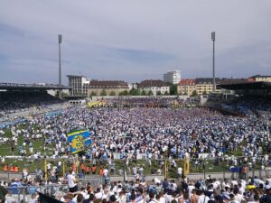 Trotz heuriger Tristesse in Liga 2 - erst am vorletzten Spieltag wurde die Klasse gehalten - pilgerten 397.100 Besucher zu den Löwen. Ein beachtlicher Schnitt von 23.359 Zuschauern pro Spiel. Foto: oepb