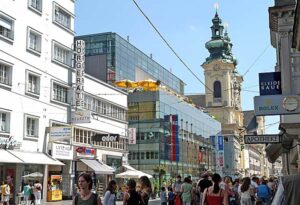 Die Landstraße führt vom Hauptplatz aus nach Süden und bietet eine Vielfalt an Geschäften. Die Fußgängerzone mit ihren malerischen Seitengasserln ist der ideale Ausgangspunkt für ausgedehnte Shopping-Touren. Foto: Stadt Linz
