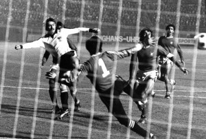Walter Schachner (weiße Dress) beim erfolgreichen Torschuss. Aus Österreich gegen Portugal vom 15. November 1978 (1 : 2). Foto: © oepb