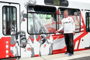 Gerd Zewe, Fortunas Bundesliga-Rekordspieler anhand von 440 Begegnungen in den Jahren 1972 bis 1987, allesamt in der höchsten Spielklasse, wurde anhand dieser Rheinbahn-Garnitur auch verewigt. Foto: Fortuna Düsseldorf