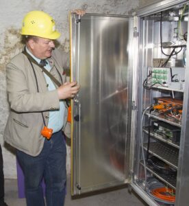 Dipl-Ing. Rudolf Steiner zeigt das Element zur Datenaufzeichnung und Datenübertragung. Foto: Bundesheer / Simader
