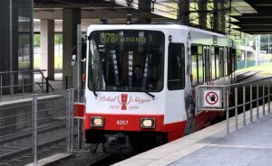 Die Fußball-Euphorie in Düsseldorf war auch in jenen Jahren nach der Jahrtausend-Wende ungebrochen, als es bis in die 4. Liga - beispielsweise gegen Ratingen 04 aus der Düsseldorfer Nachbarschaft - ging. Foto: Fortuna Düsseldorf