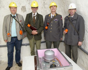 V.l.: Dipl.-Ing. Rudolf Steiner, Dr. Wolfgang Lenhardt, Generalmajor Andreas Pernsteiner, sowie Oberst Gottfried Schwarzenbacher bei den Sensoren. Foto: Bundesheer / Simader