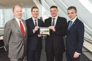 Gemeinsam an einem Strang für eine unfallfreiere Zukunft. V.l.: Dr. Othmar Thann (KFV), Ing. Franz Seiser (ÖBB), Mag. Jörg Leichtfried (BMVIT) und Dipl,-Ing. Oliver Schmerold (ÖAMTC). Foto: ÖBB / Knopp